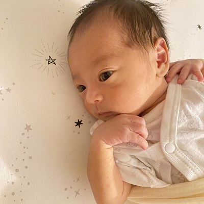 才賀紀左衛門さんと絵莉さんの間に生まれた男の子の写真