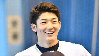 山崎颯一郎選手の笑顔の写真